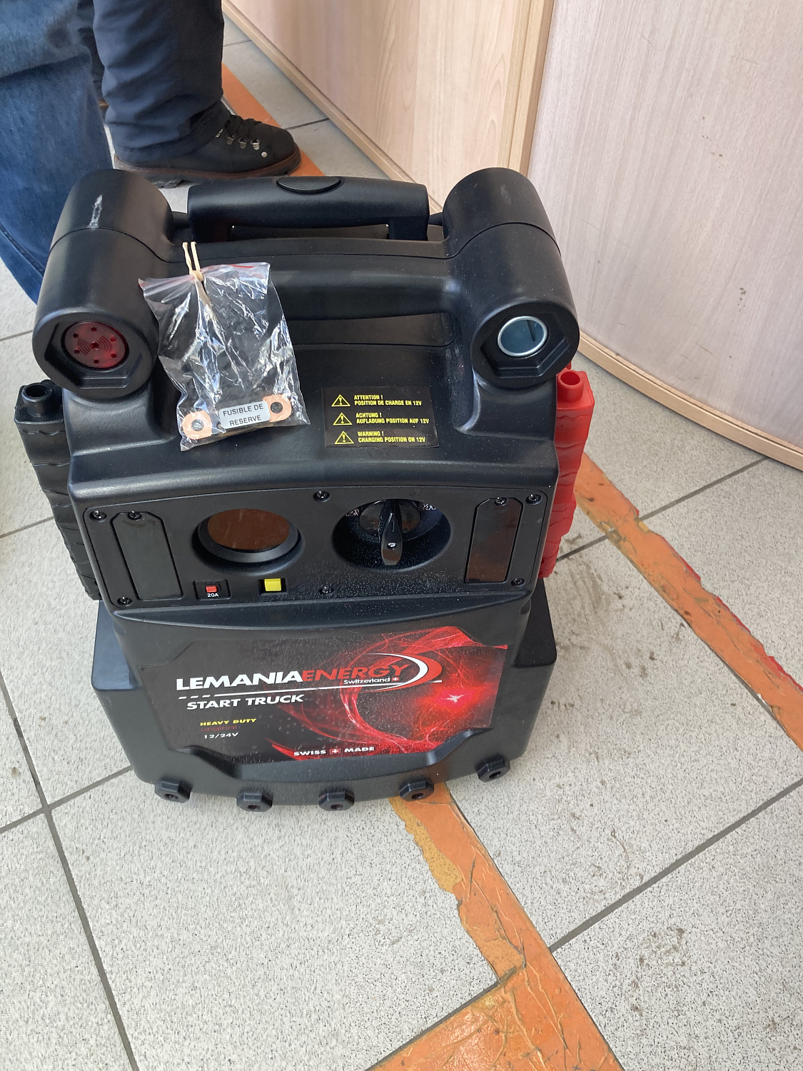 Изображение товара Автономное пусковое устройство LEMANIA ENERGY P21 12/24Trolley-Black в интернет-магазине 3Стойки