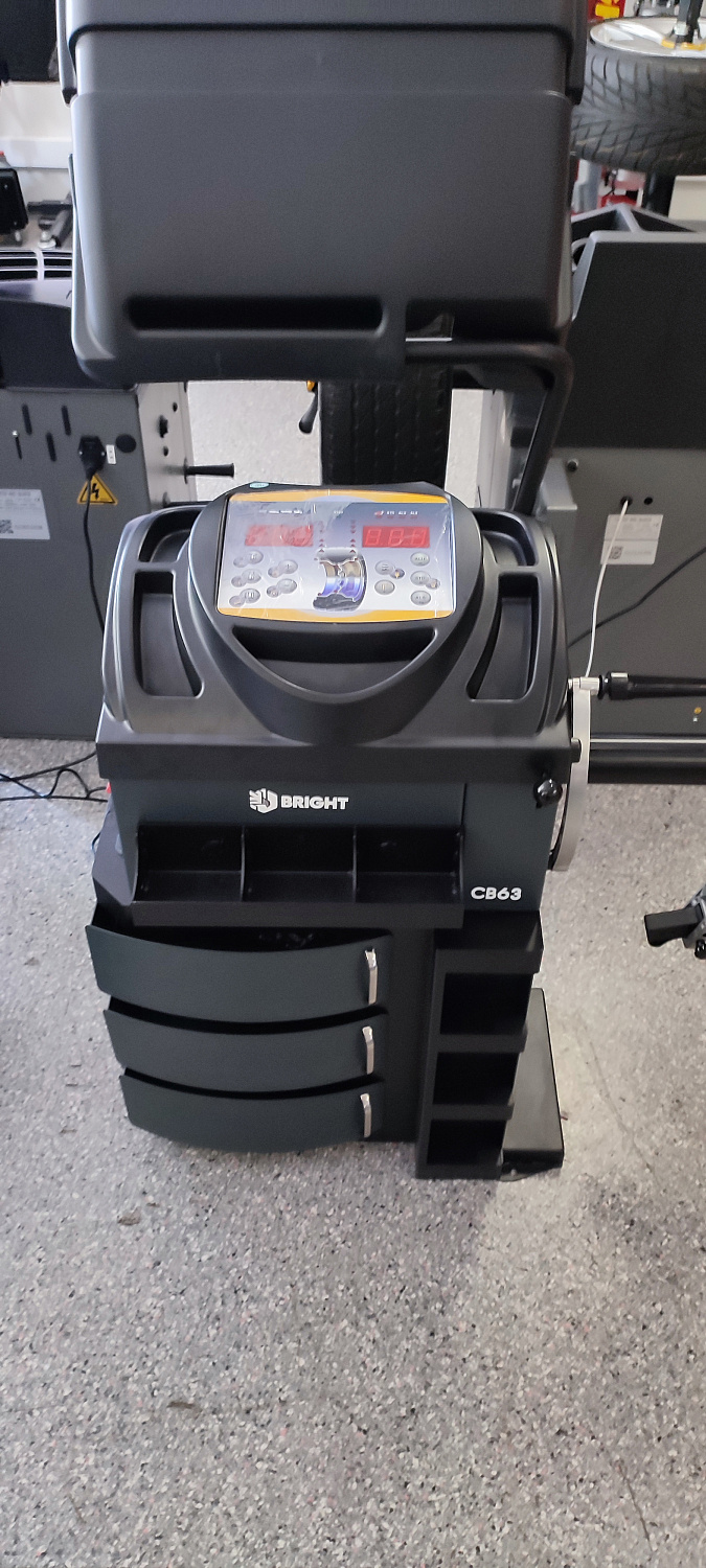 Изображение товара Станок балансировочный BRIGHT CB63 в интернет-магазине 3Стойки