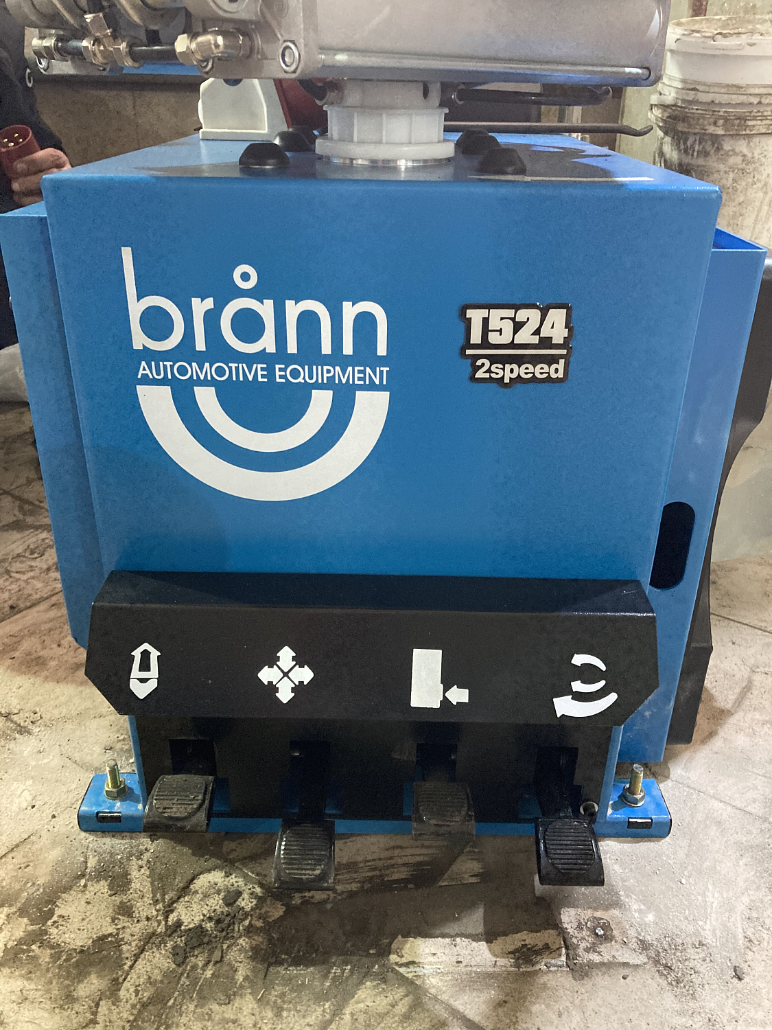 Изображение товара Станок шиномонтажный BRANN T524 380В 2 speed в интернет-магазине 3Стойки