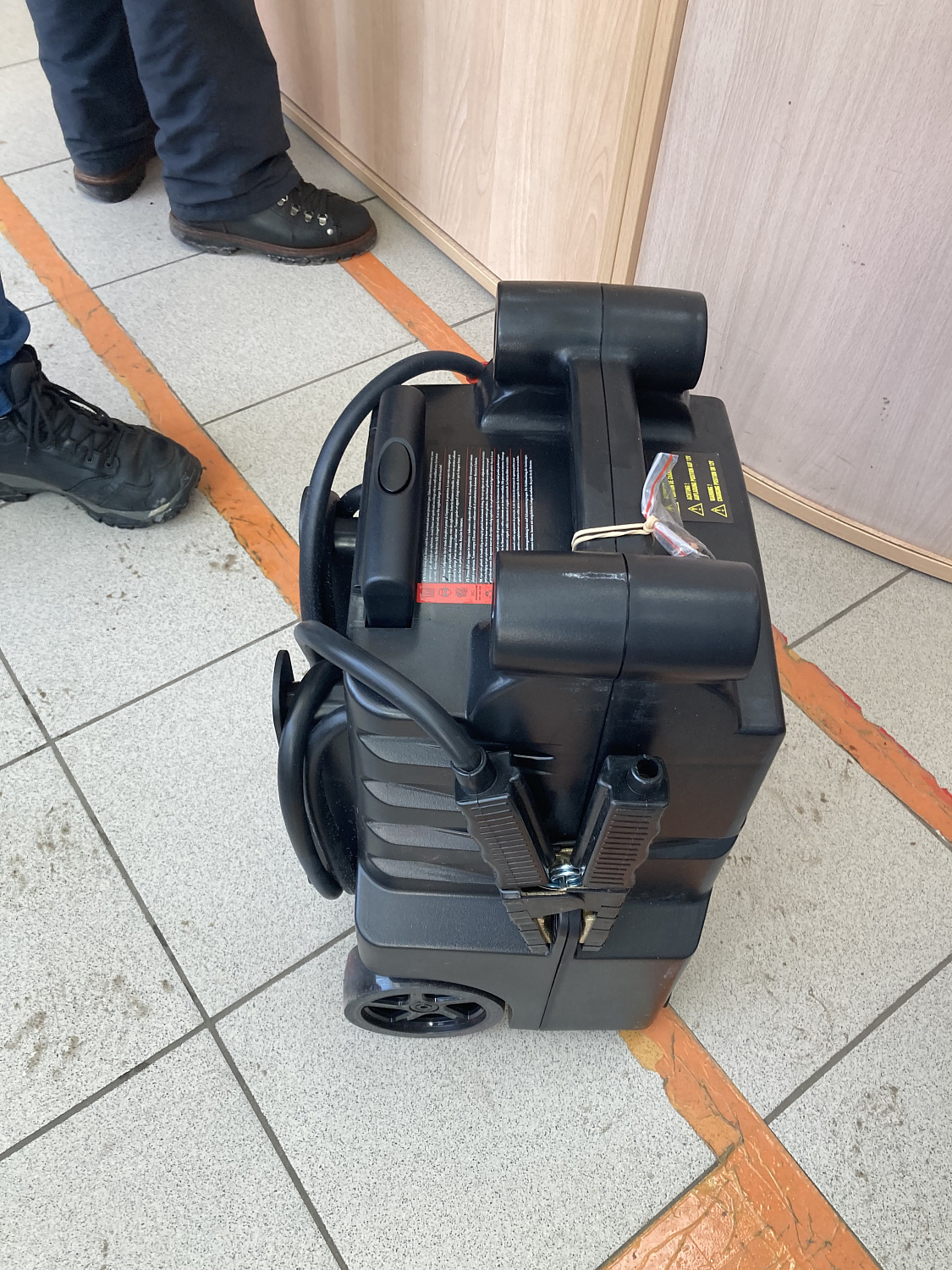 Изображение товара Автономное пусковое устройство LEMANIA ENERGY P21 12/24Trolley-Black в интернет-магазине 3Стойки