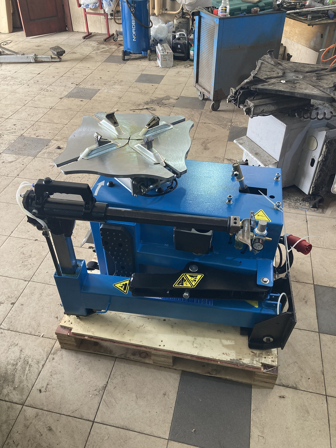 Изображение товара Станок шиномонтажный BRANN T524 380В 2 speed в интернет-магазине 3Стойки