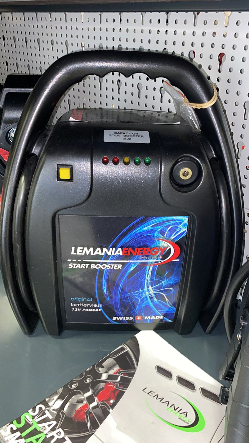 Изображение товара Автономное пусковое устройство конденсаторное 12 В, 8000 А LEMANIA ENERGY C10-1800 в интернет-магазине 3Стойки