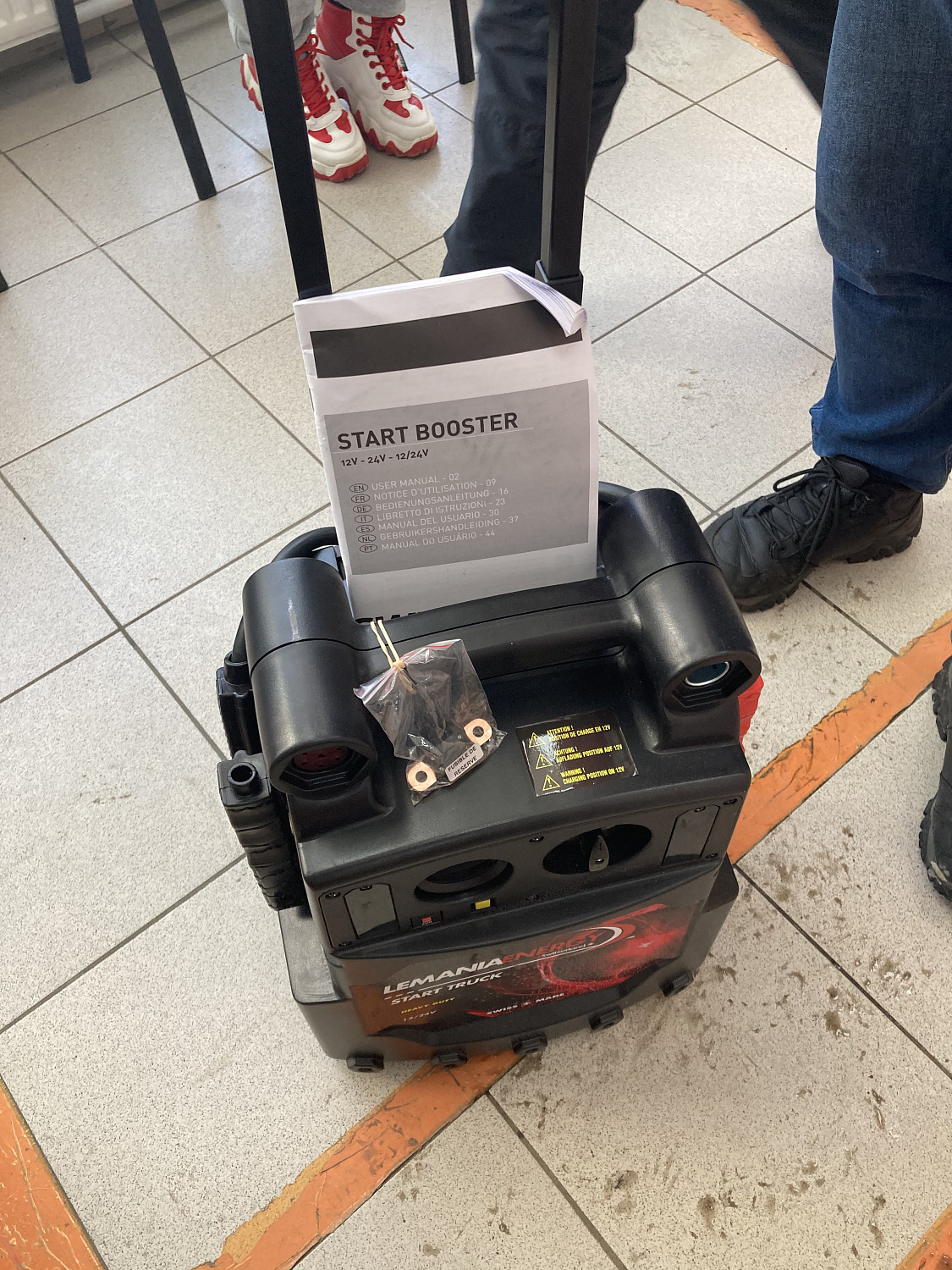 Изображение товара Автономное пусковое устройство LEMANIA ENERGY P21 12/24Trolley-Black в интернет-магазине 3Стойки
